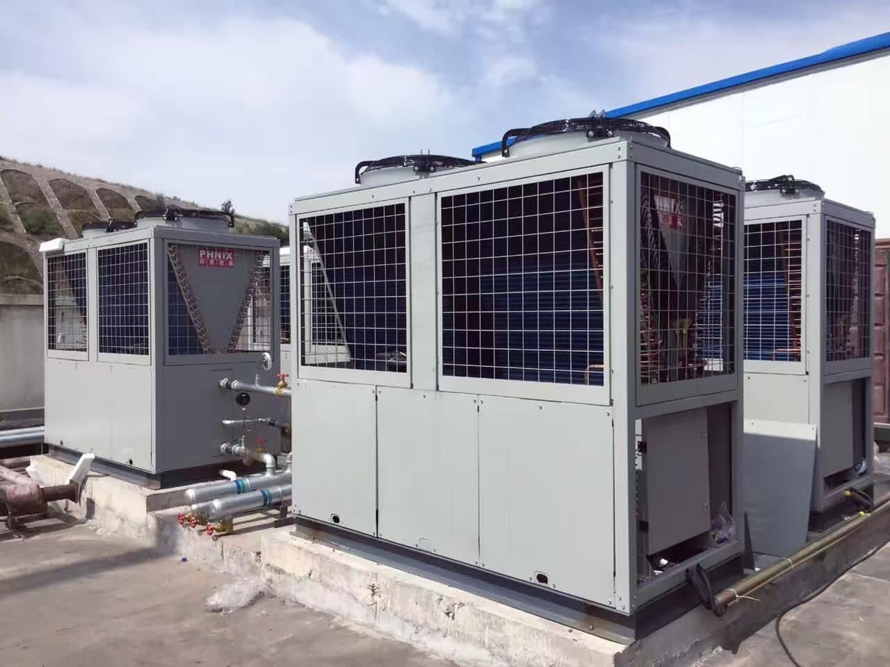 你還在農(nóng)村燒煤取暖嗎？現(xiàn)在空氣能熱泵供暖很流行，用過(guò)之后都說(shuō)好